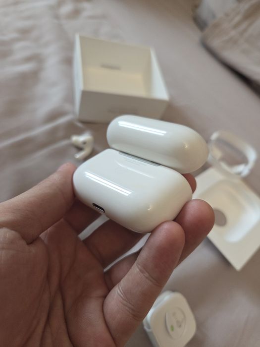 Наушники AirPods MagSafe charging case
