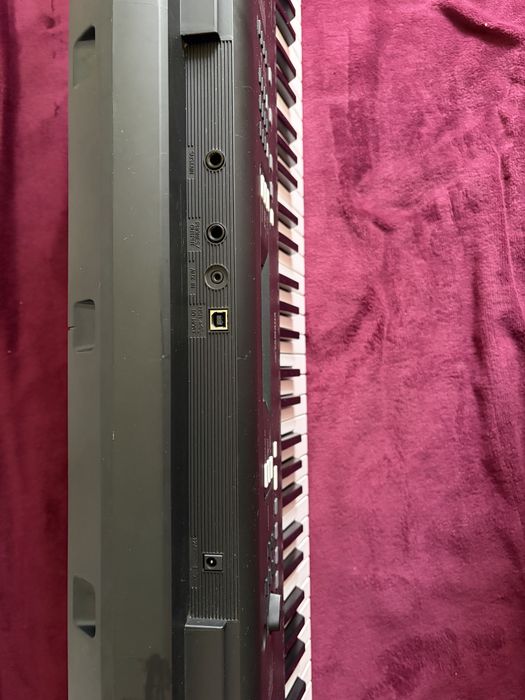 Продам синтезатор Yamaha PSR-EW300.