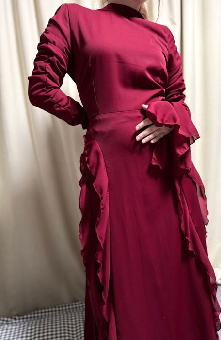 Бордовое вечернее платье с воланами