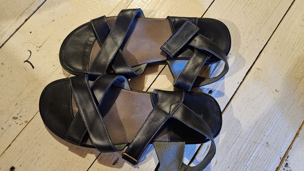 Sandale de piele in stare buna