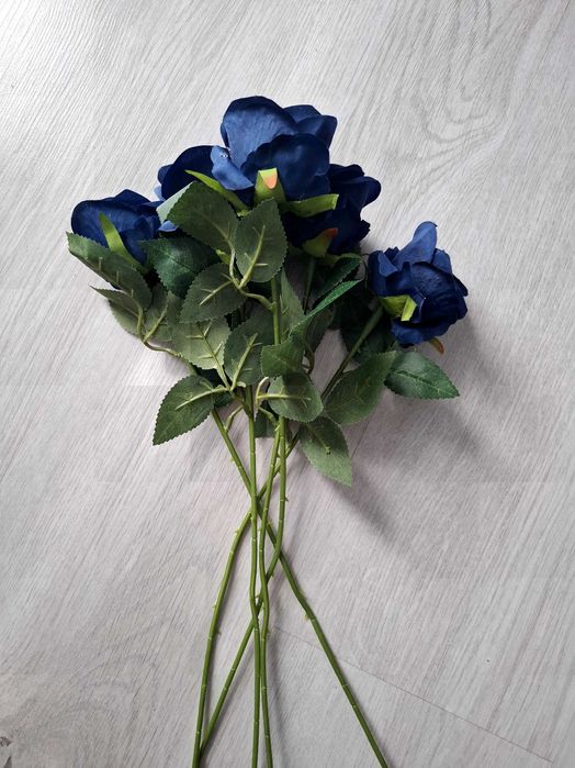 Тъмно сини изкуствени рози