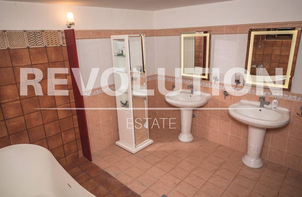 Дава се под наем Къща в с. Приселци, Област Варна - 300 кв.м за 2000 € - Снимка #12