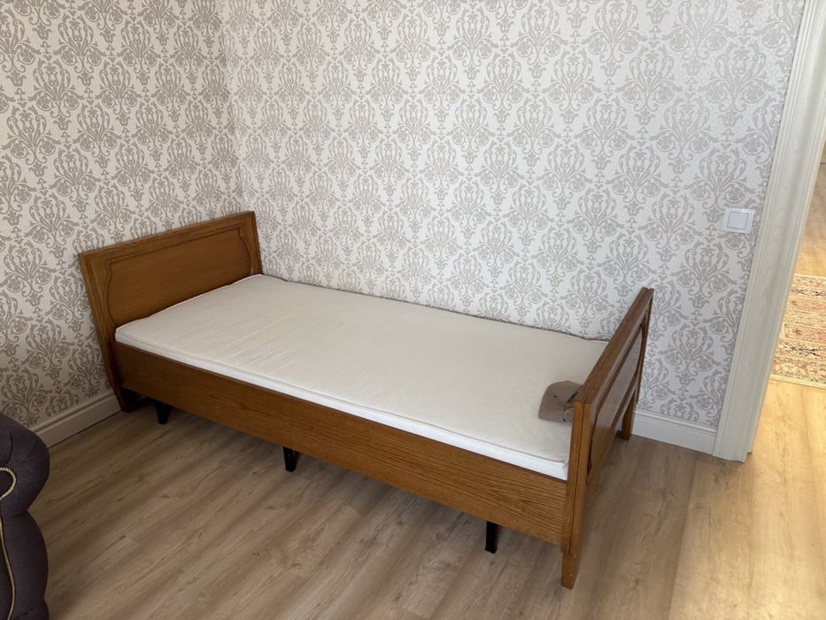 Кровать односпальная с матрасом