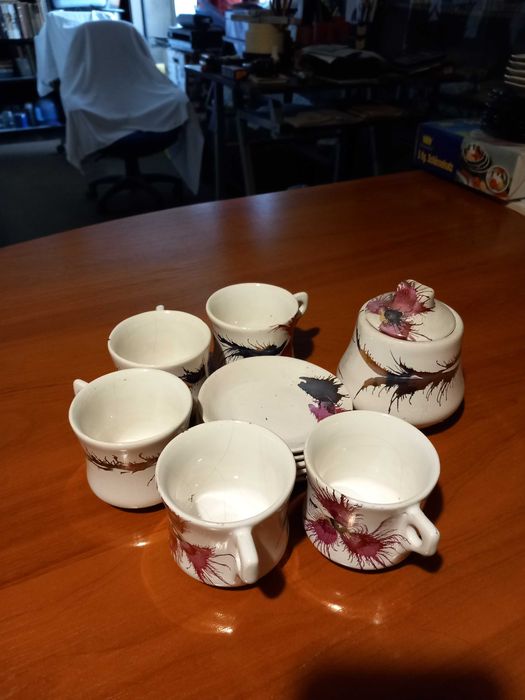 Чаши за кафе и захарница.