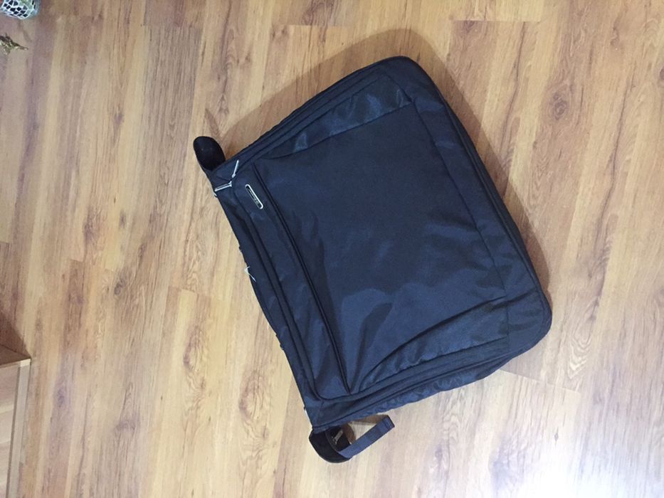 Geanta pentru haine pe umeras