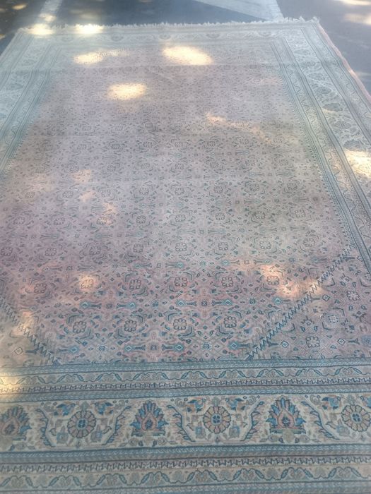 Ръчно тъкан уникален килим