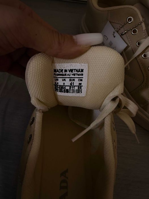 Prada , de culoare crem / nou