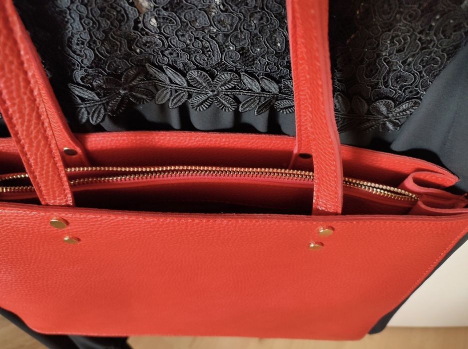 Червена чанта с капси