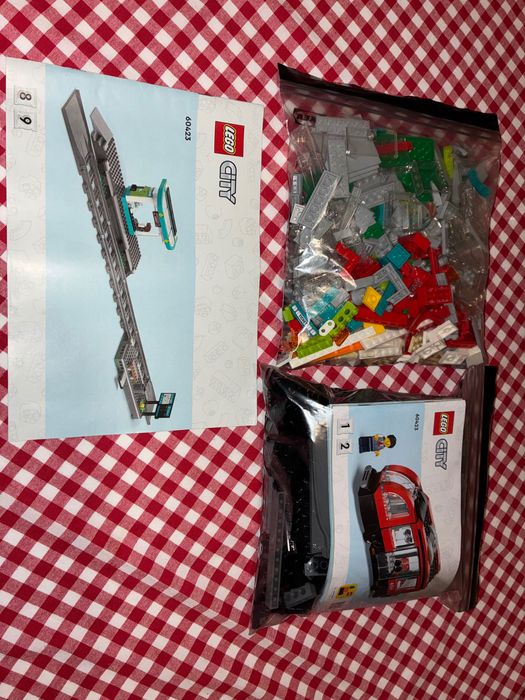Lego City - Downtown Streetcar and Station (60423) Statie si tramvai in centrul orasului, 7 ani+, 811 piese