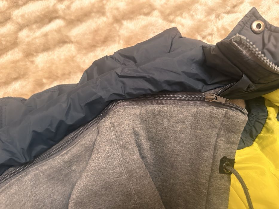 Жилет утепленный с капюшоном