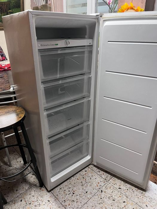 Vând congelator Candy