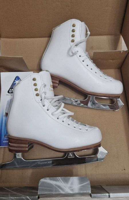 Patine artistice Jackson Competitor –mărimea 31½ C (echivalent aprox. EU 33–34) model de nivel intermediar-avansat.