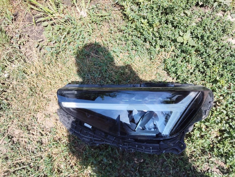 Vând aripă dreapta fata si far stânga volvo xc40 2024