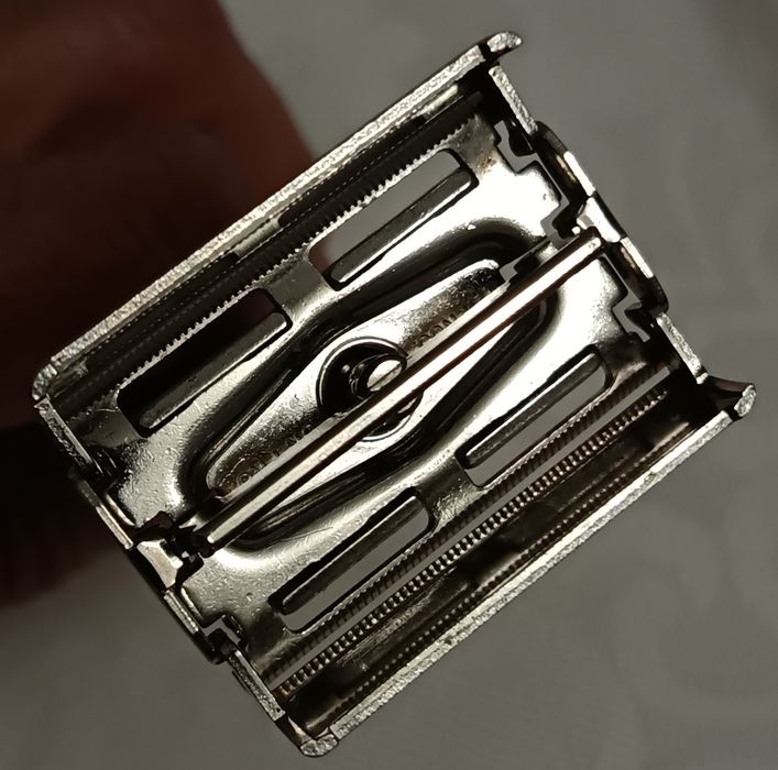 Рядък модел самобръсначка Gillette Super Adjuatable "Black Beatu" 1974 година.