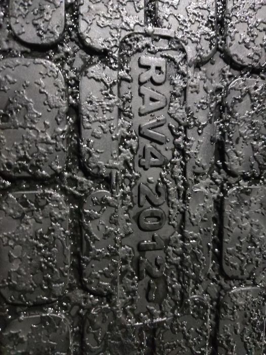 Полик резиновый на Рав 4.