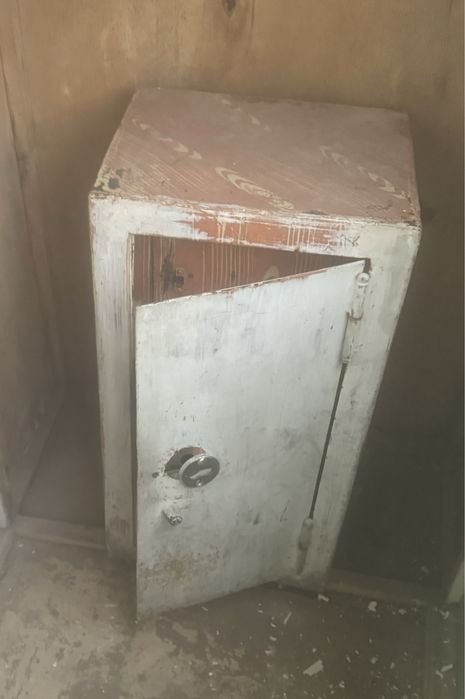 Сейф железный советский