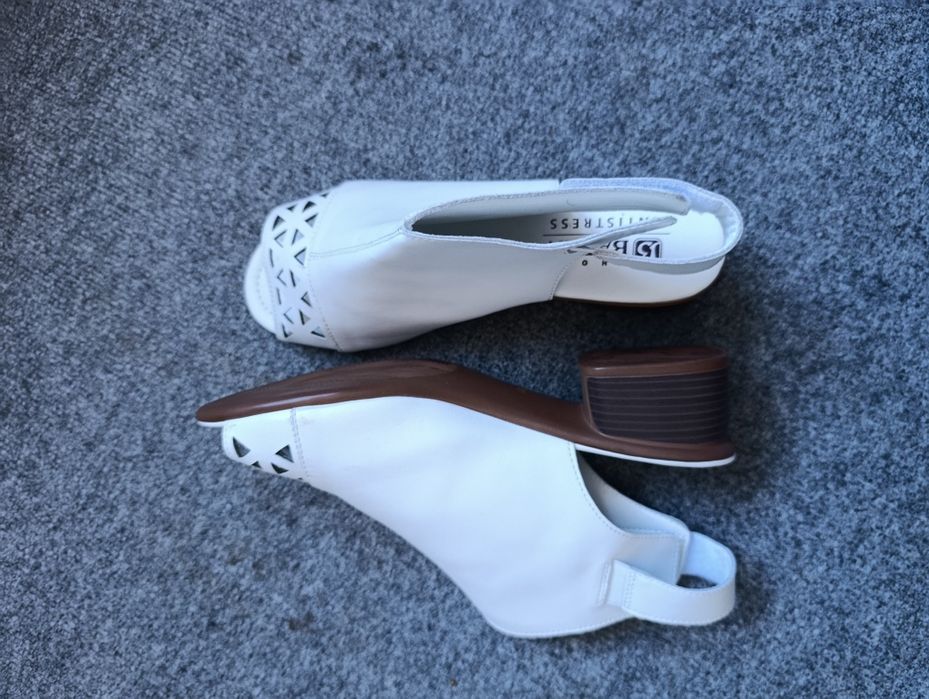 Новые кожаные босоножки