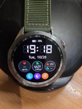 Huawei Watch GT 4 46 мм с зеленым ремешком.