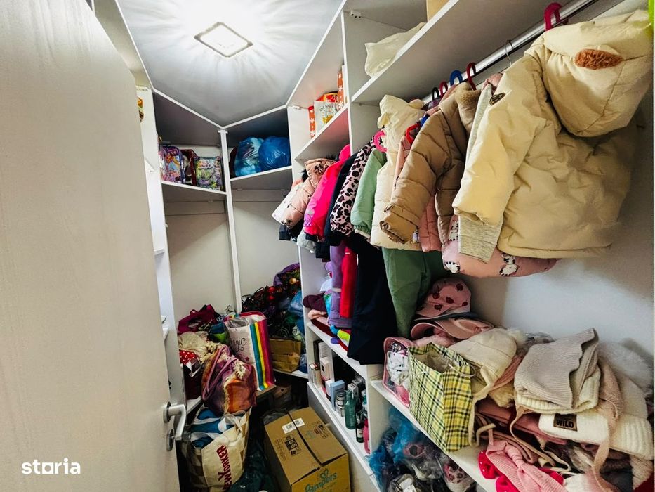 Casă 3 camere, 2 etaje, curte împrejmuită