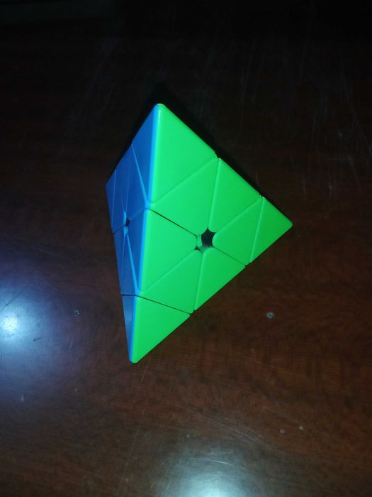 Piramida kubik rubik eng zor sifatlisi ideal holatda