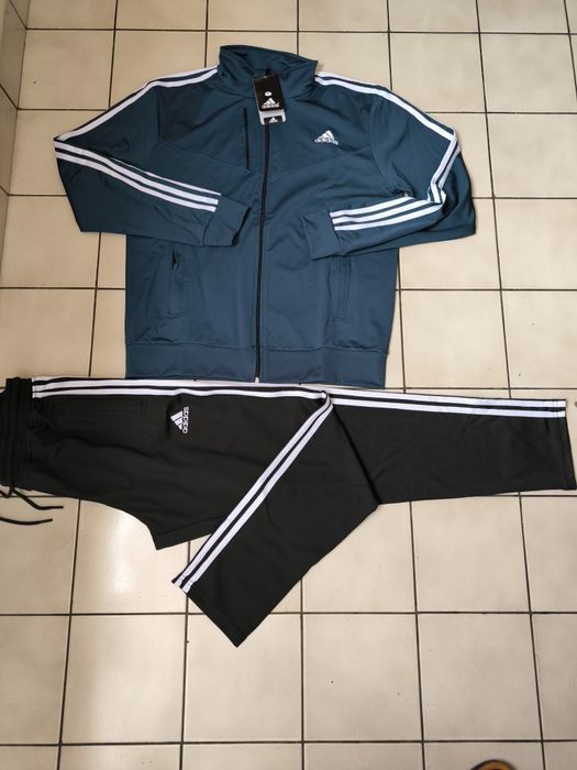 Спортен екип от памук или полиамид.