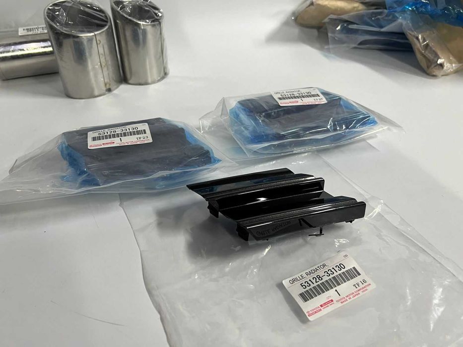 Заглушка под крюк на камри 75