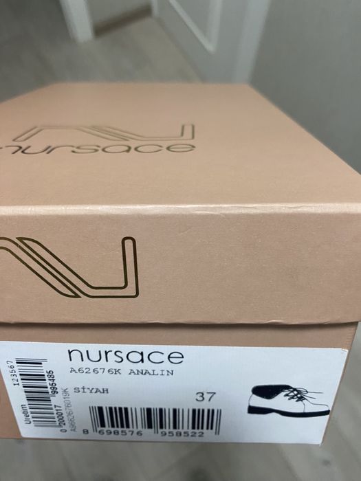 Продам женские ботинки