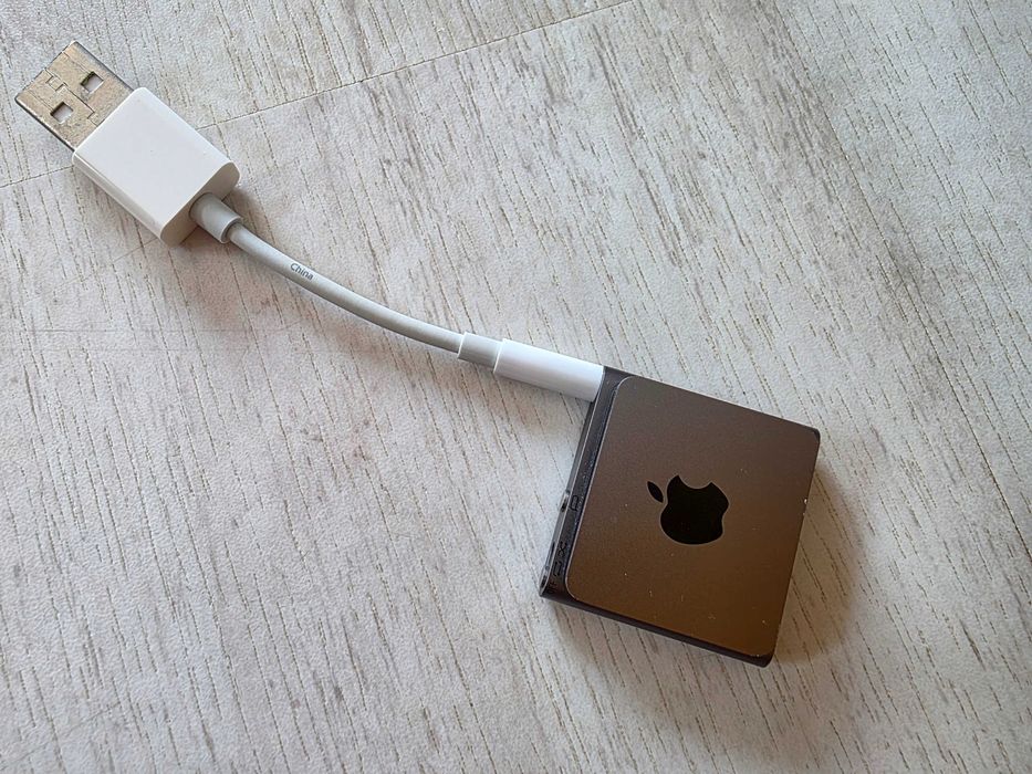 iPod Shuffle 4th Gen Space Gray (mp3 player) 2 GB memorie + casti BOSE