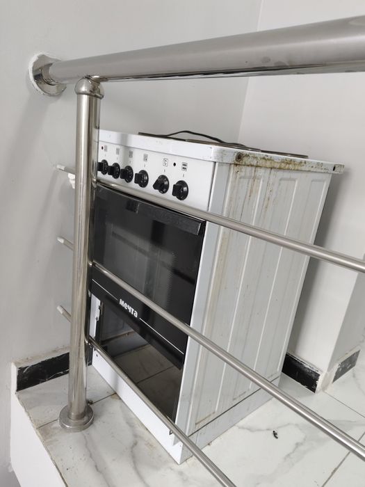 Продам электроплиту с духовкой