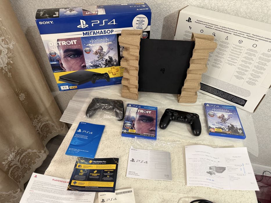 Playstation 4 slim box