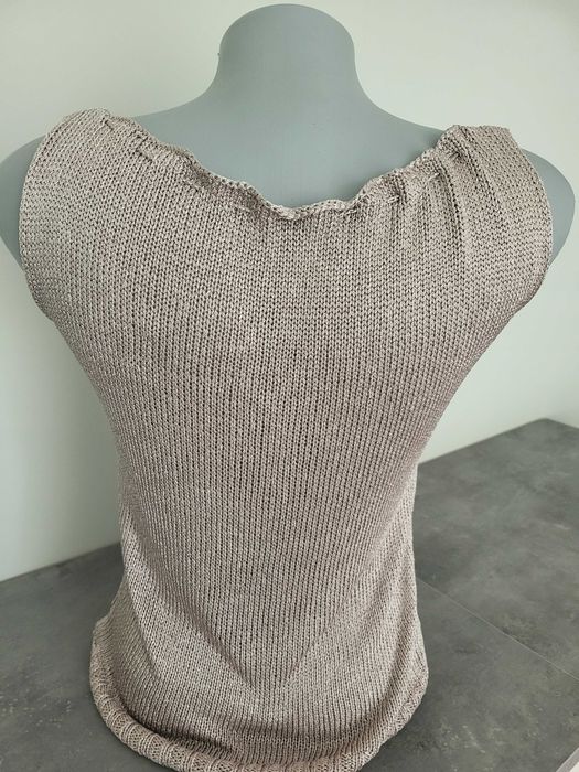 Топ с перли в различни цветове.