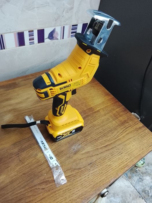 Fierăstrău sabie DeWalt cu o baterie de 6a Nou