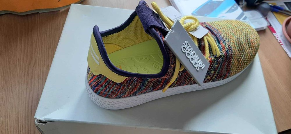 Продават се чисто нови обувки ADIDAS PHARRELL WILLIAMS Mult-color