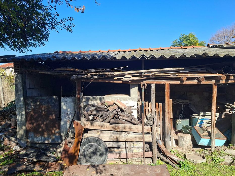 Подарявам покривни плоскости, бетонови колове, желязни тръби и други.