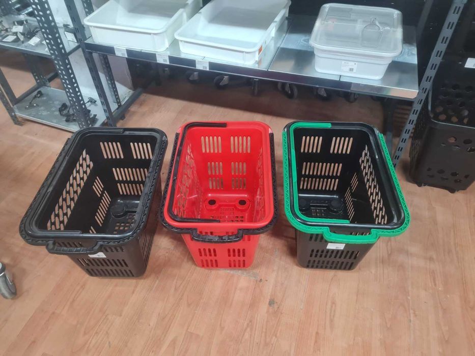 Пазарска кошница с дръжки и колелца.