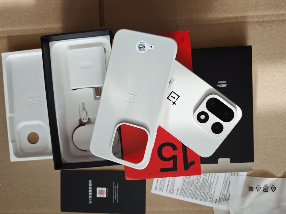 Чисто нов OnePlus 15 12/256GB Global SandStorm, Black