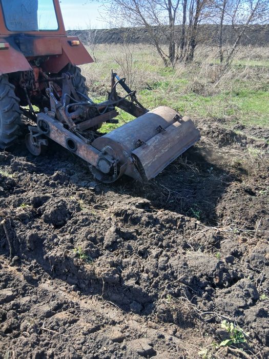 Вспашка земли плуг, фреза