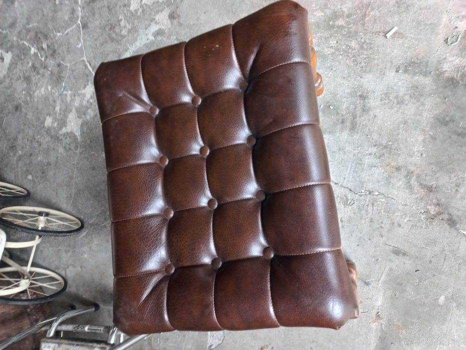 Кожена табуретка