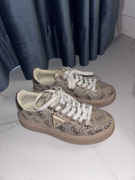 Дамски обувки на GUESS