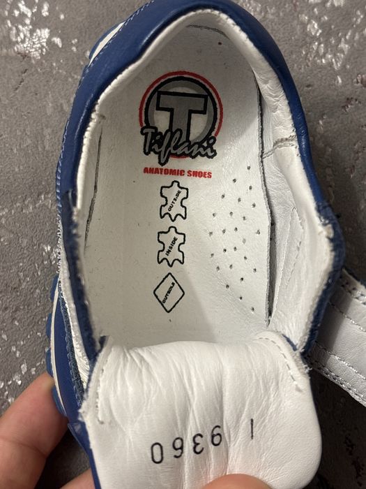 Продам детские кроссовки.