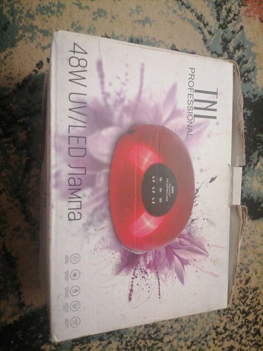 Лампа для сушки ногтей.