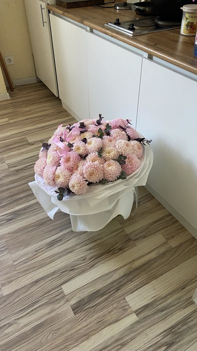 Большой букет , и две карзинрчки