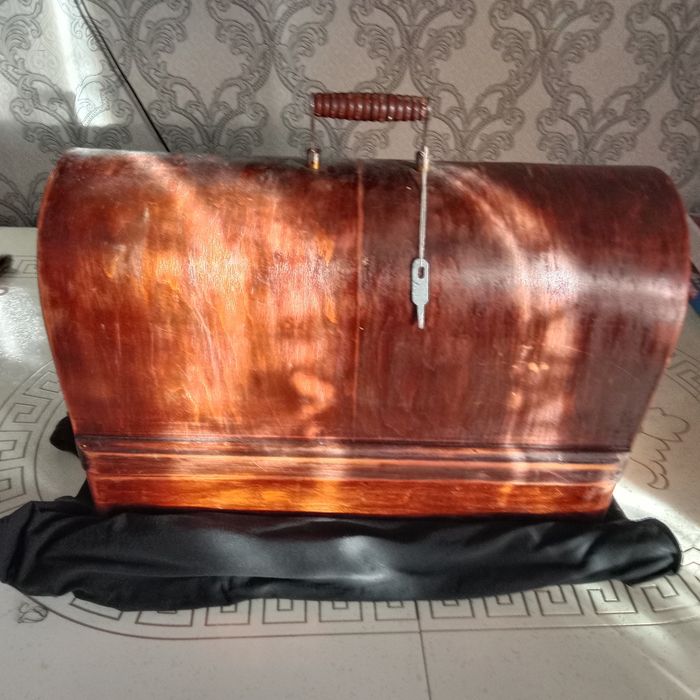 Швейная ручная машинка