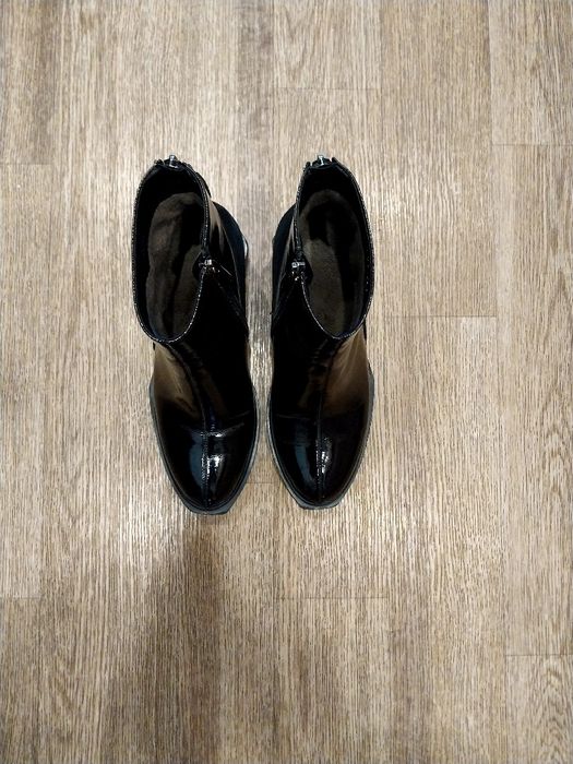 Продам женские ботинки