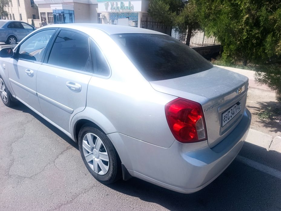 Lacetti 1.8 sotiladi