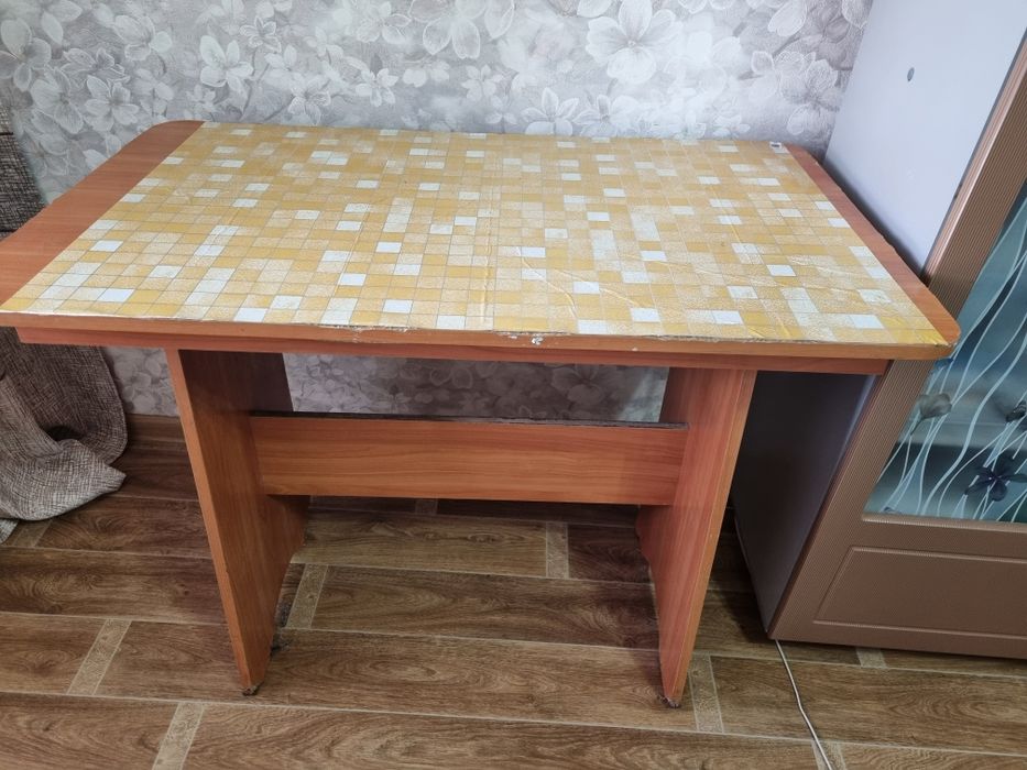 Продам кухонный стол