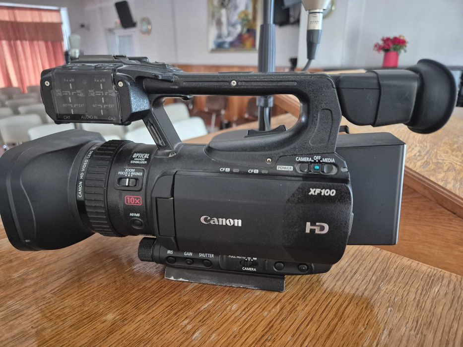 Camera video profesionala Canon XF100