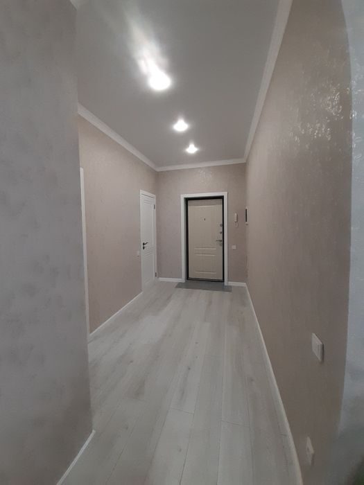 Поклейка обоев, галтелей и плинтусов