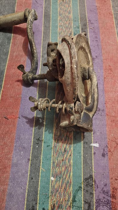 Продавам старинна зърномелачка