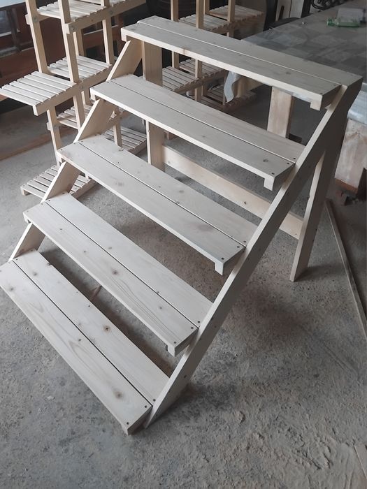 Стъпаловидн рафт цветарник